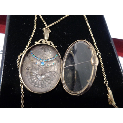 623 - A 9 CARAT GOLD WINDOW LOCKET SET WITH OPALS (GLASS A/F) GROSS WEIGHT 20.6 GRAMS CHAIN LENGTH 46CM LO... 