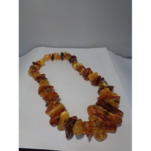 628 - A BUTTERSCOTCH AMBER NECKLACE GROSS WEIGHT 149 GRAMS LENGTH 56CM