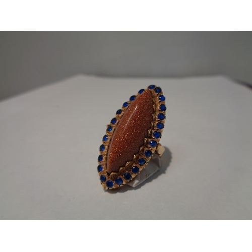 640 - AN ANTIQUE GOLD STONE AND SYNTHETIC SAPPHIRE RING SIZE N