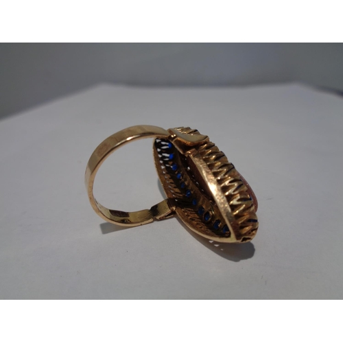 640 - AN ANTIQUE GOLD STONE AND SYNTHETIC SAPPHIRE RING SIZE N