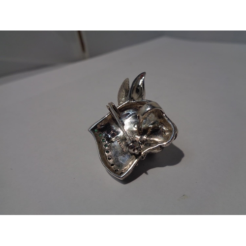 647 - A MARKED SILVER HARE DESIGN PENDANT/BROOCH WITH A GREEN STONE COLLAR