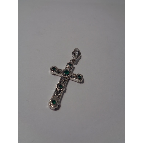 650 - A MARKED SILVER CROSS PENDANT WITH GREEN STONE DETAIL