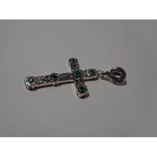 650 - A MARKED SILVER CROSS PENDANT WITH GREEN STONE DETAIL