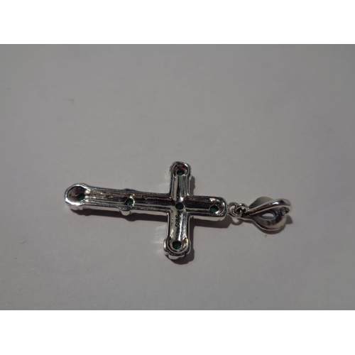 650 - A MARKED SILVER CROSS PENDANT WITH GREEN STONE DETAIL