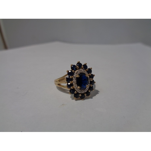 652 - A 9 CARAT GOLD CLUSTER RING WITH A CENTRE SAPPHIRE AND SURROUNDING DIAMONDS AND SAPPHIRES SIZE 0