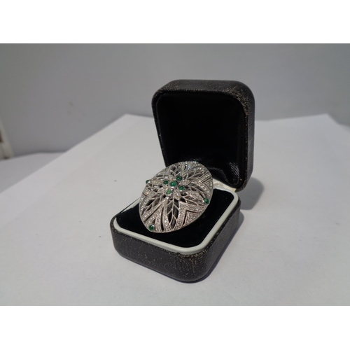 654 - AN 18 CARAT WHITE GOLD DIAMOND AND EMERALD COCKTAIL RING GROSS WEIGHT 13.2 GRAMS SIZE O/P