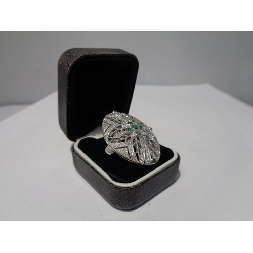 654 - AN 18 CARAT WHITE GOLD DIAMOND AND EMERALD COCKTAIL RING GROSS WEIGHT 13.2 GRAMS SIZE O/P