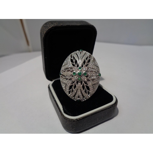 654 - AN 18 CARAT WHITE GOLD DIAMOND AND EMERALD COCKTAIL RING GROSS WEIGHT 13.2 GRAMS SIZE O/P