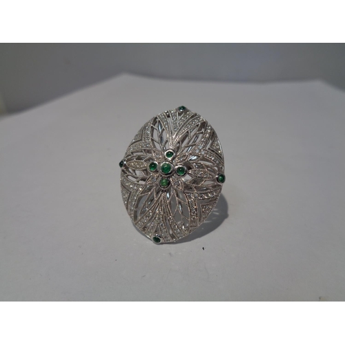 654 - AN 18 CARAT WHITE GOLD DIAMOND AND EMERALD COCKTAIL RING GROSS WEIGHT 13.2 GRAMS SIZE O/P