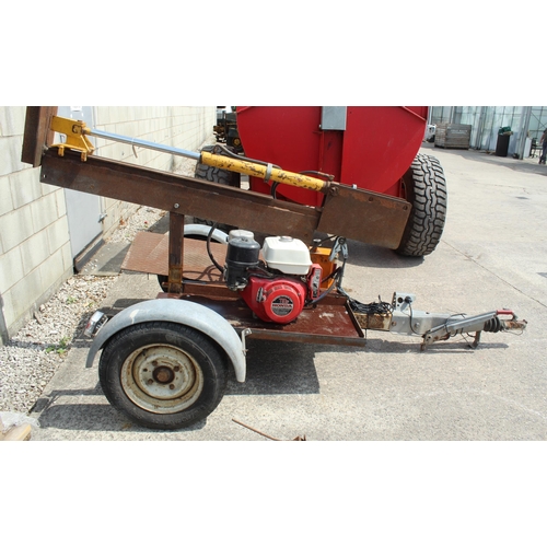 122 - LOG SPLITTER WITH HONDA 11 HP ENGINE MOUNTED ON A TRAILER WORKING ORDER BUT NEEDS TWO HYDRAULIC PIPE... 