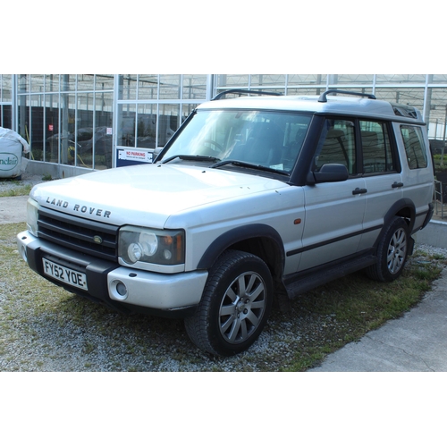 159 - LANDROVER DISCOVERY TD5 ES SILVER REG FY52 YOE CRACKED WIND SCREEN NO VAT WHILST ALL DESCRIPTIONS AR... 