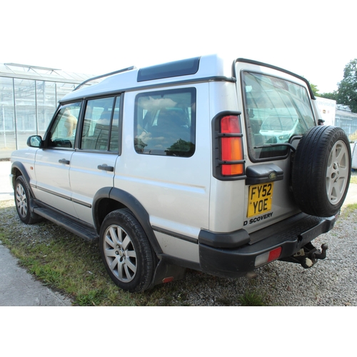 159 - LANDROVER DISCOVERY TD5 ES SILVER REG FY52 YOE CRACKED WIND SCREEN NO VAT WHILST ALL DESCRIPTIONS AR... 