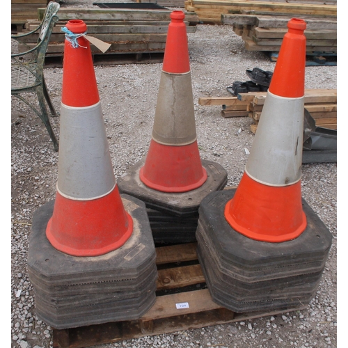 728 - 14 TRAFFIC CONES NO VAT