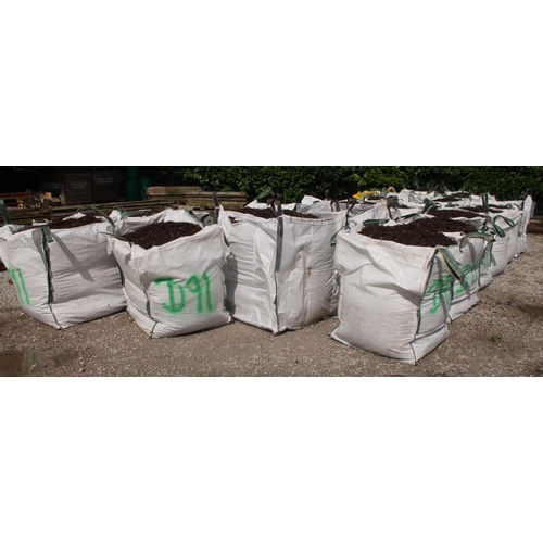 735 - 5 TOTE BAGS OF RECLAIMED BARK MAY CONTAIN SOME STONES + VAT THE PICTURE SHOWS 25 TOTES WHICH ARE THE... 