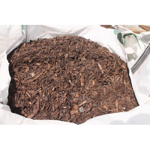 735 - 5 TOTE BAGS OF RECLAIMED BARK MAY CONTAIN SOME STONES + VAT THE PICTURE SHOWS 25 TOTES WHICH ARE THE... 