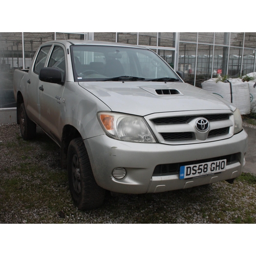 162 - 2008 SILVER TOYOTA PICK UP REG DS58 GHO APPROX 109000 MILES MOT BUT NON RUNNER 20/09/21WHILST ALL DE... 