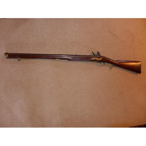 307 - AN EARLY 19TH CENTURY FLINTLOCK .625 CALIBRE BAKER RIFLE, 76CM BARREL WITH PROOF MARKS AND INITIALS ... 