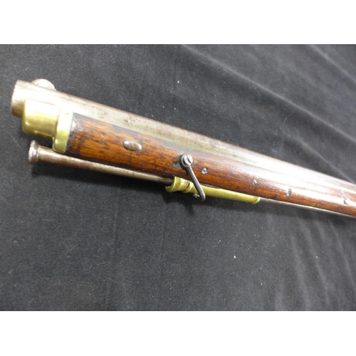 307 - AN EARLY 19TH CENTURY FLINTLOCK .625 CALIBRE BAKER RIFLE, 76CM BARREL WITH PROOF MARKS AND INITIALS ... 