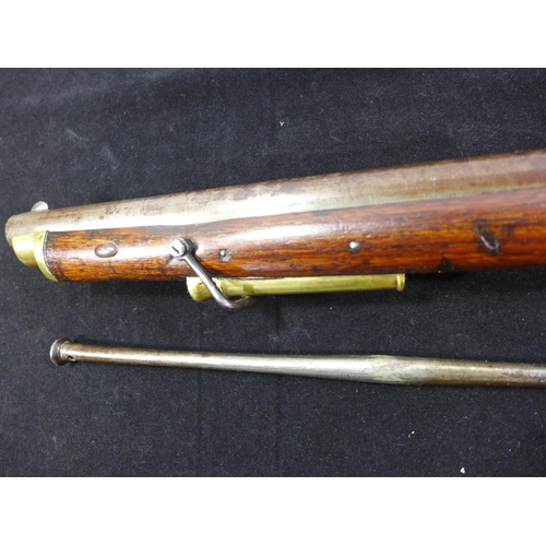 307 - AN EARLY 19TH CENTURY FLINTLOCK .625 CALIBRE BAKER RIFLE, 76CM BARREL WITH PROOF MARKS AND INITIALS ... 