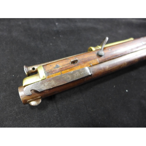 307 - AN EARLY 19TH CENTURY FLINTLOCK .625 CALIBRE BAKER RIFLE, 76CM BARREL WITH PROOF MARKS AND INITIALS ... 