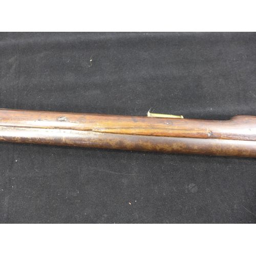 307 - AN EARLY 19TH CENTURY FLINTLOCK .625 CALIBRE BAKER RIFLE, 76CM BARREL WITH PROOF MARKS AND INITIALS ... 