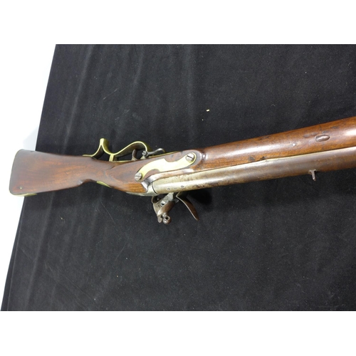 307 - AN EARLY 19TH CENTURY FLINTLOCK .625 CALIBRE BAKER RIFLE, 76CM BARREL WITH PROOF MARKS AND INITIALS ... 