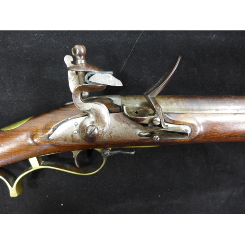 307 - AN EARLY 19TH CENTURY FLINTLOCK .625 CALIBRE BAKER RIFLE, 76CM BARREL WITH PROOF MARKS AND INITIALS ... 