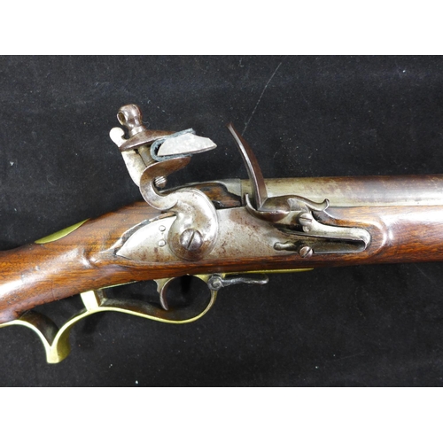 307 - AN EARLY 19TH CENTURY FLINTLOCK .625 CALIBRE BAKER RIFLE, 76CM BARREL WITH PROOF MARKS AND INITIALS ... 