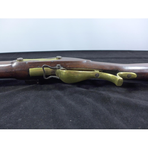 307 - AN EARLY 19TH CENTURY FLINTLOCK .625 CALIBRE BAKER RIFLE, 76CM BARREL WITH PROOF MARKS AND INITIALS ... 