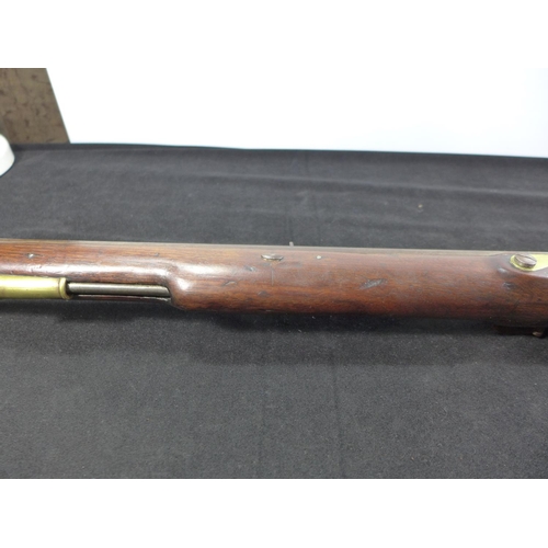 307 - AN EARLY 19TH CENTURY FLINTLOCK .625 CALIBRE BAKER RIFLE, 76CM BARREL WITH PROOF MARKS AND INITIALS ... 