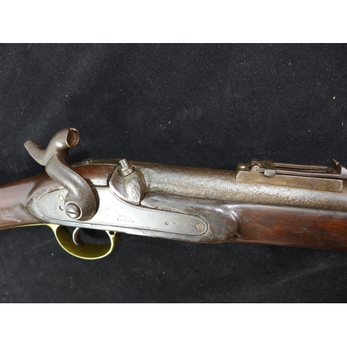 309 - AN ENFIELD THREE BAND .62 CALIBRE PERCUSSION CAP MUSKET, THE LOCK MARKED TOWER 1862 WITH QUEEN VICTO... 