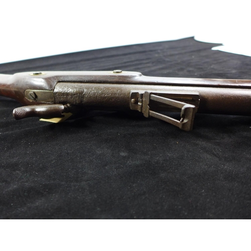 309 - AN ENFIELD THREE BAND .62 CALIBRE PERCUSSION CAP MUSKET, THE LOCK MARKED TOWER 1862 WITH QUEEN VICTO... 