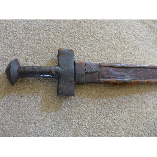 322 - A SUDANESE KASKARA SWORD, 82CM DOUBLE EDGED BLADE, LEATHER GRIP AND SCABBARD