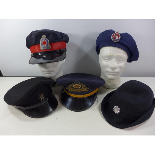 328 - FIVE ASSORTED POLICE HATS TO INCLUDE HAMILTON WENTWORTH CANADA, ROYAL PAPUA NEW GUINEA, BRAZIL ETC