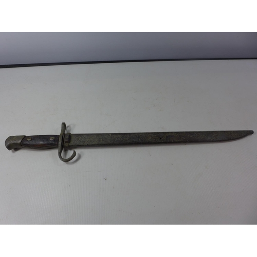 331 - A JAPANESE WWII ARISAKA BAYONET, 39CM BLADE WITH SCABBARD