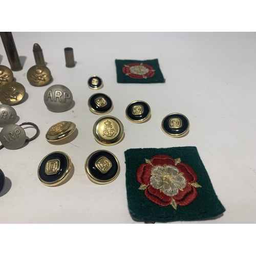 355 - TWENTY FIVE VARIOUS MILITARIA RELATED BUTTONS TO ALSO INCLUDE BADGES AND BULLET CASING