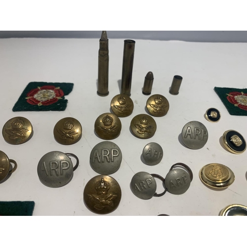 355 - TWENTY FIVE VARIOUS MILITARIA RELATED BUTTONS TO ALSO INCLUDE BADGES AND BULLET CASING