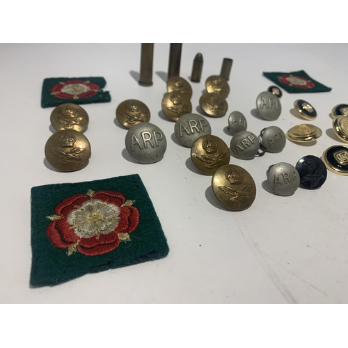 355 - TWENTY FIVE VARIOUS MILITARIA RELATED BUTTONS TO ALSO INCLUDE BADGES AND BULLET CASING