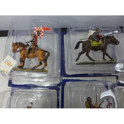 373 - THIRTY TWO BOXED HAND PAINTED DEL PRADO MEDIEVAL FIGURES TO INCLUDE MOUNTED KNIGHTS, MAN AT ARMS ETC