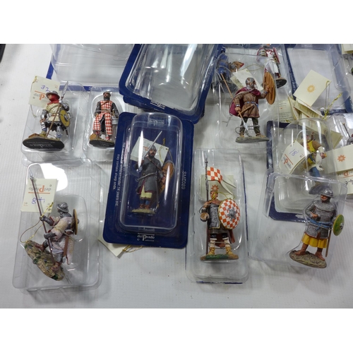 373 - THIRTY TWO BOXED HAND PAINTED DEL PRADO MEDIEVAL FIGURES TO INCLUDE MOUNTED KNIGHTS, MAN AT ARMS ETC