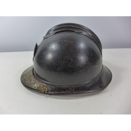 378 - A WORLD WAR I FRENCH INFANTRY STEEL HELMET WITH BRASS VETERANS PLAQUE