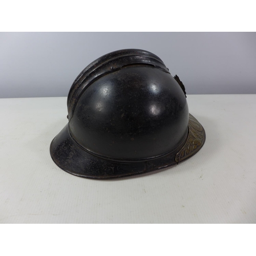 378 - A WORLD WAR I FRENCH INFANTRY STEEL HELMET WITH BRASS VETERANS PLAQUE