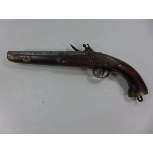 402 - AN EARLY 19TH CENTURY FLINTLOCK SERVICE PISTOL 22CM BARREL, WOOD AND BRASS MOUNTED STOCK