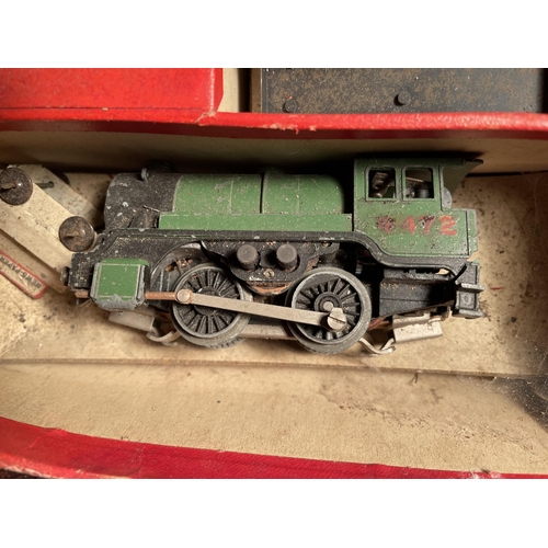 2970 - A VINTAGE TRIX TWIN RAILWAY SET WITH A LOCOMOTIVE, CARRIAGES, TRACK AND ACCESSORIES