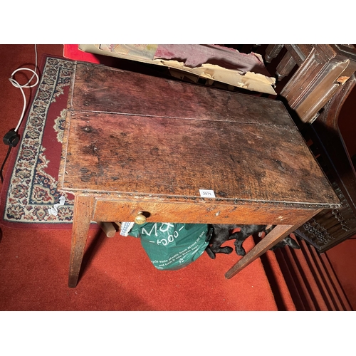 2971 - AN OAK SIDE TABLE WITH SINGLE DRAWER