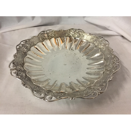 2 - A DECORATIVE CONTINENTAL SILVER DISH GROSS WEIGHT 358 GRAMS (REPAIR TO LEG)