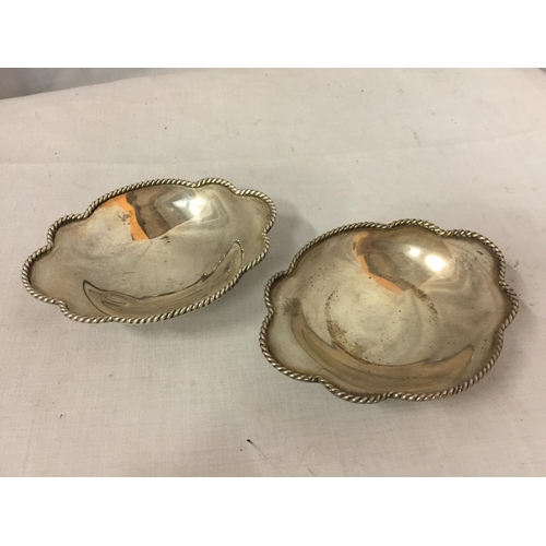 20 - A PAIR OF CONTINENTAL SILVER DISHES GROSS WEIGHT 122 GRAMS (ONE WITH A LEG MISSING)