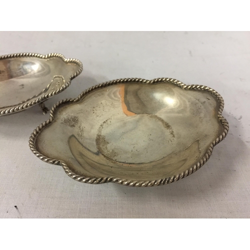 20 - A PAIR OF CONTINENTAL SILVER DISHES GROSS WEIGHT 122 GRAMS (ONE WITH A LEG MISSING)