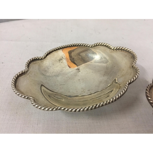 20 - A PAIR OF CONTINENTAL SILVER DISHES GROSS WEIGHT 122 GRAMS (ONE WITH A LEG MISSING)