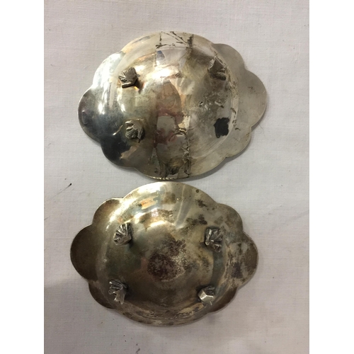 20 - A PAIR OF CONTINENTAL SILVER DISHES GROSS WEIGHT 122 GRAMS (ONE WITH A LEG MISSING)